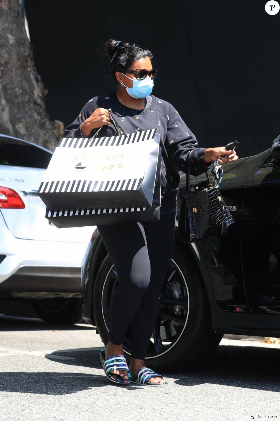 Mindy Kaling est allée faire du shopping chez Couture Kids dans le quartier de West Hollywood à Los Angeles pendant l&#039;épidémie de coronavirus (Covid-19), le 5 août 2020