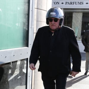 Exclusif - Gérard Depardieu quitte la station de radio RTL en scooter à Paris le 7 mars 2019.