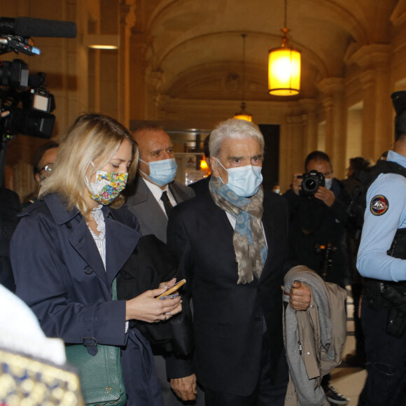 Bernard Tapie, et ses avocats Hervé Temime et Julia Minkowski- Quinze mois après sa relaxe, Bernard Tapie est rejugé à Paris avec cinq coprévenus dans l'affaire de l'arbitrage lui ayant accordé 403 millions d'euros en 2008 et qui a été annulé au civil pour " fraude ". Arrivée au procès en appel pour "escroquerie" à Paris le 12 octobre 2020. 