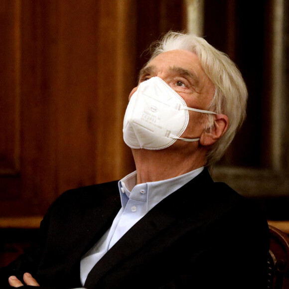 Exclusif - Bernard Tapie intervient lors de la promotion 2020 de la conférence des avocats du barreau de Paris, 11ème séance du premier tour, à la bibliothèque de l'ordre à Paris. Le 7 septembre 2020. © Dominique Jacovides / Bestimage 