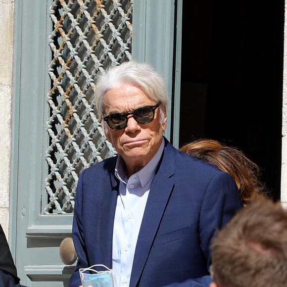Bernard Tapie - Mariage civil de Sophie Tapie et Jean-Mathieu Marinetti à la mairie de Saint-Tropez en présence de leurs parents et de la famille le 20 août 2020.  