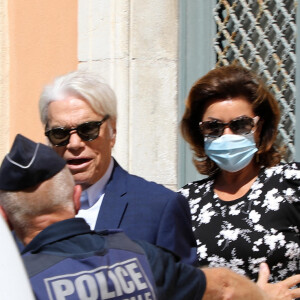 Bernard Tapie et sa femme Dominique Tapie - Mariage civil de Sophie Tapie et Jean-Mathieu Marinetti à la mairie de Saint-Tropez en présence de leurs parents et de la famille le 20 août 2020.  