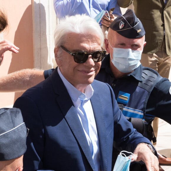 Bernard Tapie - Mariage civil de Sophie Tapie et Jean-Mathieu Marinetti à la mairie de Saint-Tropez en présence de leurs parents et de la famille le 20 août 2020.  