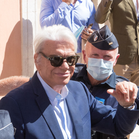 Bernard Tapie - Mariage civil de Sophie Tapie et Jean-Mathieu Marinetti à la mairie de Saint-Tropez en présence de leurs parents et de la famille le 20 août 2020.  