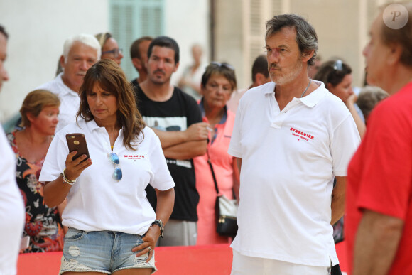 Jean-Luc Reichmann et sa femme Nathalie lors du trophée de pétanque "Sénéquier 209" sur la place des Lices à Saint-Tropez, Côte d'Azur, France, le 22 août 2019.