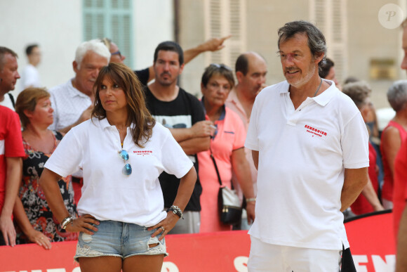 Jean-Luc Reichmann et sa femme Nathalie lors du trophée de pétanque "Sénéquier 209" sur la place des Lices à Saint-Tropez, Côte d'Azur, France, le 22 août 2019.