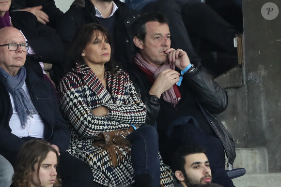 Jean-Luc Reichmann et sa femme Nathalie dans les tribunes du match de football de Ligue 1 PSG - Monaco au Parc des Princes à Paris, le 15 avril 2018.