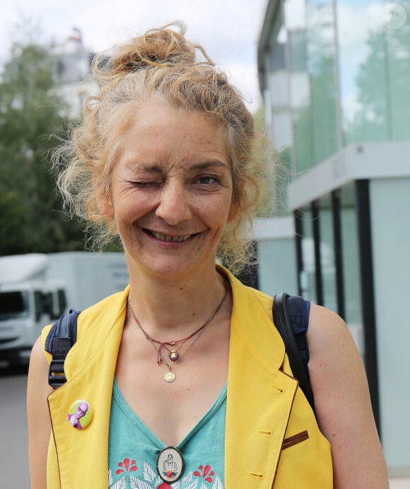 Exclusif - Corinne Masiero arrive aux studios de Radio France à Paris le 26 août 2020. © Panoramic / Bestimage