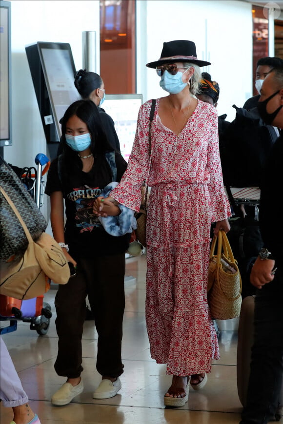 Exclusif - Laeticia Hallyday en famille au départ de l'aéroport Charles-de-Gaulle à Paris pour Saint-Barthélemy. Le 21 juillet 2020.