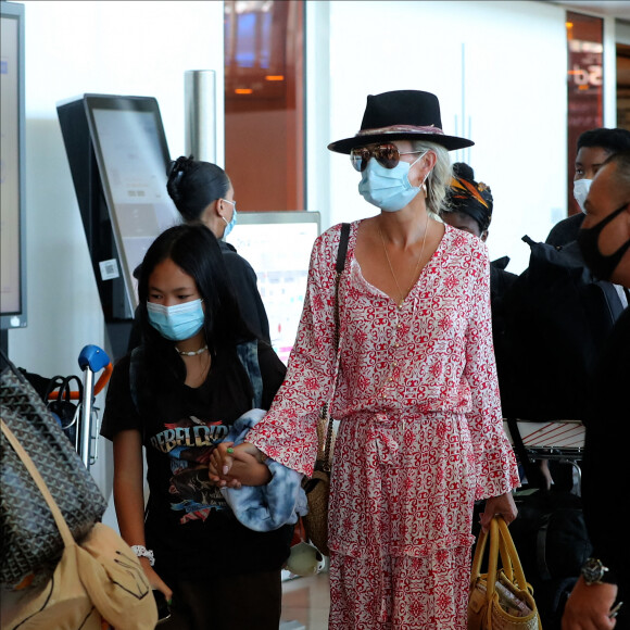 Exclusif - Laeticia Hallyday en famille au départ de l'aéroport Charles-de-Gaulle à Paris pour Saint-Barthélemy. Le 21 juillet 2020.