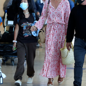 Exclusif - Laeticia Hallyday en famille au départ de l'aéroport Charles-de-Gaulle à Paris pour Saint-Barthélemy. Le 21 juillet 2020.