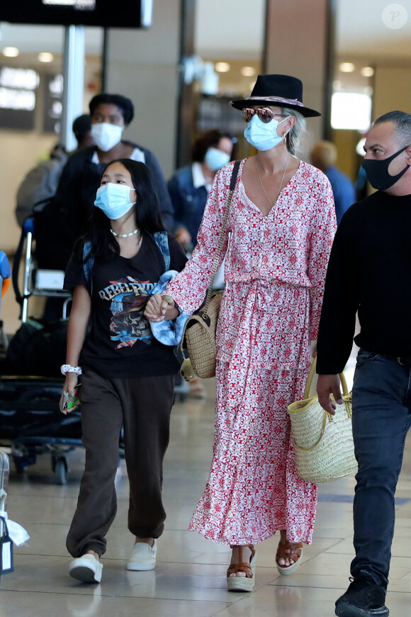 Exclusif - Laeticia Hallyday en famille au départ de l'aéroport Charles-de-Gaulle à Paris pour Saint-Barthélemy. Le 21 juillet 2020.