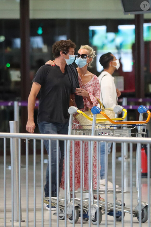 Exclusif - Laeticia Hallyday et son compagnon Pascal Balland prennent un vol à l'aéroport Roissy CDG pour une échappée à deux, sans enfants le 26 juin 2020.