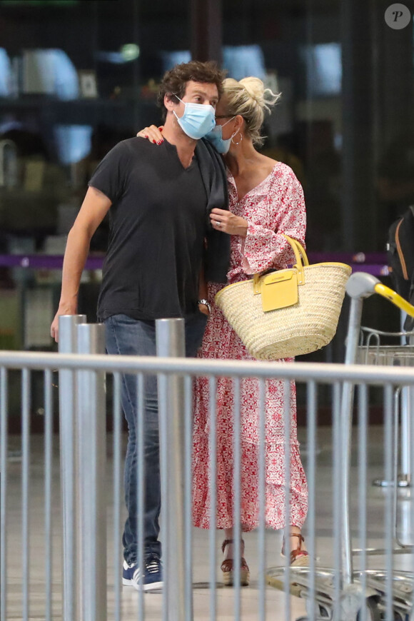 Exclusif - Laeticia Hallyday et son compagnon Pascal Balland prennent un vol à l'aéroport Roissy CDG pour une échappée à deux, sans enfants le 26 juin 2020.