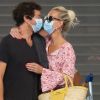 Exclusif - Laeticia Hallyday et son compagnon Pascal Balland prennent un vol à l'aéroport Roissy CDG pour une échappée à deux, sans enfants le 26 juin 2020.