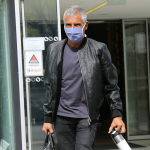 L'animateur producteur Nagui passe devant les studios de Radio France à Paris. © Panoramic / Bestimage