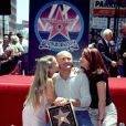  Phil Collins avec ses filles Lily et Joely à Hollywood Boulevard. Los Angeles. 