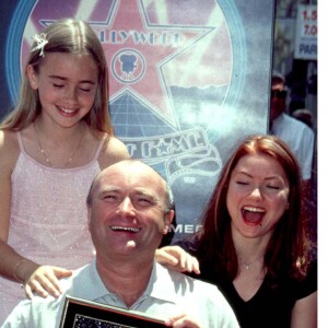 Phil Collins avec ses filles Lily et Joely à Hollywood Boulevard. Los Angeles.