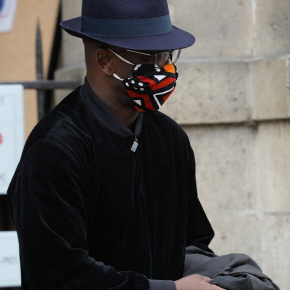 Exclusif - Lilian Thuram - Sorties des obsèques du chef Gérard Idoux (restaurateur à la tête du Récamier) en l'église de Saint-Germain-des-Prés à Paris, le 08 octobre 2020 © Christophe Clovis / Bestimage