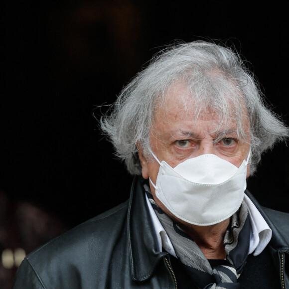 Exclusif - Hervé Vilard (de son vrai nom René Villard) - Sorties des obsèques du chef Gérard Idoux (restaurateur à la tête du Récamier) en l'église de Saint-Germain-des-Prés à Paris, le 08 octobre 2020 © Christophe Clovis / Bestimage