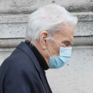 Exclusif - Bernard Tapie, très affaibli a tenu à assister aux obsèques - Sorties des obsèques du chef Gérard Idoux (restaurateur à la tête du Récamier) en l'église de Saint-Germain-des-Prés à Paris © Christophe Clovis / Bestimage