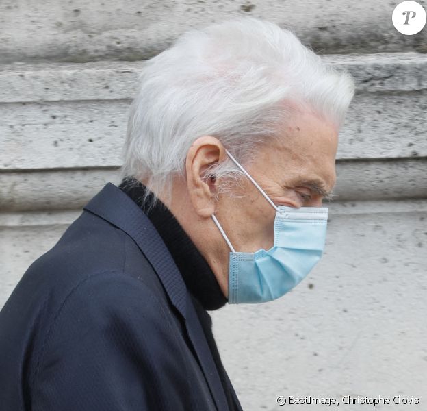 Exclusif - Bernard Tapie, très affaibli a tenu à assister aux obsèques - Sorties des obsèques du chef Gérard Idoux (restaurateur à la tête du Récamier) en l'église de Saint-Germain-des-Prés à Paris © Christophe Clovis / Bestimage
