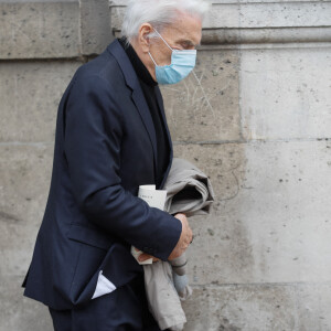 Exclusif - Bernard Tapie, très affaibli a tenu à assister aux obsèques - Sorties des obsèques du chef Gérard Idoux (restaurateur à la tête du Récamier) en l'église de Saint-Germain-des-Prés à Paris, le 08 octobre 2020 © Christophe Clovis / Bestimage