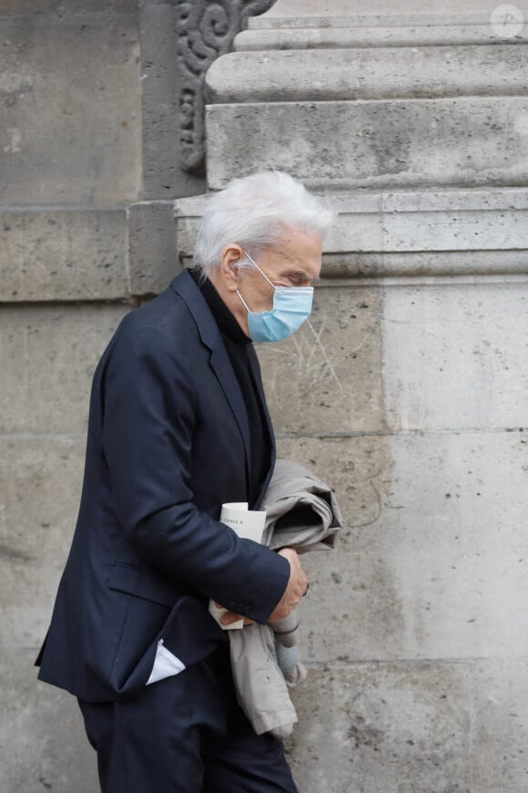 Exclusif - Bernard Tapie, très affaibli a tenu à assister aux obsèques - Sorties des obsèques du chef Gérard Idoux (restaurateur à la tête du Récamier) en l'église de Saint-Germain-des-Prés à Paris, le 08 octobre 2020 © Christophe Clovis / Bestimage