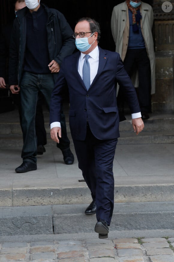 Exclusif - François Hollande - Sorties des obsèques du chef Gérard Idoux (restaurateur à la tête du Récamier) en l'église de Saint-Germain-des-Prés à Paris, le 08 octobre 2020 © Christophe Clovis / Bestimage