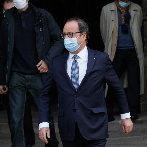 Exclusif - François Hollande - Sorties des obsèques du chef Gérard Idoux (restaurateur à la tête du Récamier) en l'église de Saint-Germain-des-Prés à Paris, le 08 octobre 2020 © Christophe Clovis / Bestimage