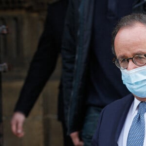 Exclusif - François Hollande - Sorties des obsèques du chef Gérard Idoux (restaurateur à la tête du Récamier) en l'église de Saint-Germain-des-Prés à Paris, le 08 octobre 2020 © Christophe Clovis / Bestimage