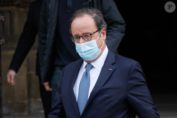 Exclusif - François Hollande - Sorties des obsèques du chef Gérard Idoux (restaurateur à la tête du Récamier) en l'église de Saint-Germain-des-Prés à Paris, le 08 octobre 2020 © Christophe Clovis / Bestimage