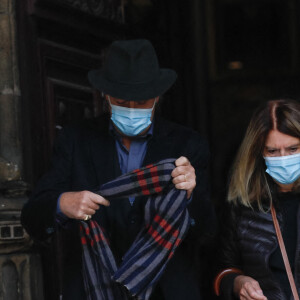 Exclusif - Michel Leeb et sa femme Béatrice - Sorties des obsèques du chef Gérard Idoux (restaurateur à la tête du Récamier) en l'église de Saint-Germain-des-Prés à Paris, le 08 octobre 2020 © Christophe Clovis / Bestimage