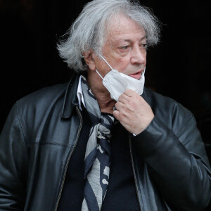 Exclusif - Hervé Vilard (de son vrai nom René Villard) - Sorties des obsèques du chef Gérard Idoux (restaurateur à la tête du Récamier) en l'église de Saint-Germain-des-Prés à Paris, le 08 octobre 2020 © Christophe Clovis / Bestimage