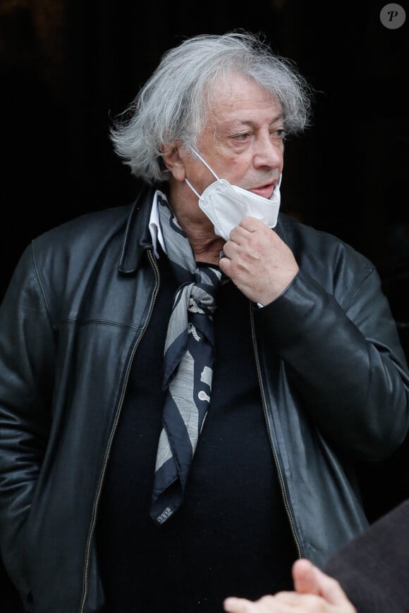 Exclusif - Hervé Vilard (de son vrai nom René Villard) - Sorties des obsèques du chef Gérard Idoux (restaurateur à la tête du Récamier) en l'église de Saint-Germain-des-Prés à Paris, le 08 octobre 2020 © Christophe Clovis / Bestimage