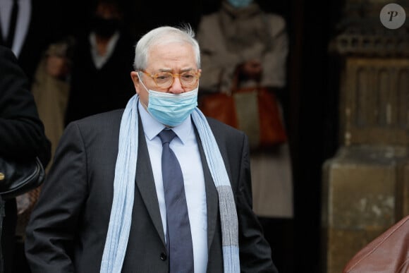 Exclusif - Jean-Paul Huchon - Sorties des obsèques du chef Gérard Idoux (restaurateur à la tête du Récamier) en l'église de Saint-Germain-des-Prés à Paris, le 08 octobre 2020 © Christophe Clovis / Bestimage