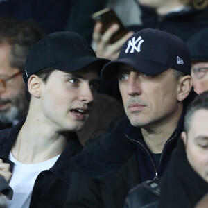 Gad Elmaleh et son fils Noé - People au match de football PSG (Paris-Saint-Germain) - Lille (LOSC) au Parc des Princes à Paris, le 2 novembre 2018.