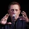 Gad Elmaleh présente en avant-première son album dans lequel il interprète les grands succès de Claude Nougaro lors d'un concert privé sur la péniche "Maison Claude Nougaro" à Toulouse.