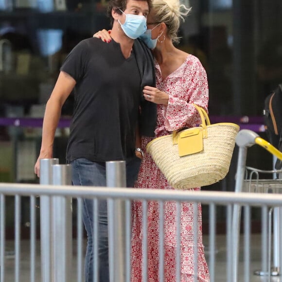 Exclusif - Laeticia Hallyday et son compagnon Pascal Balland prennent un vol à l'aéroport Roissy CDG pour une échappée à deux, sans enfants le 26 juin 2020.