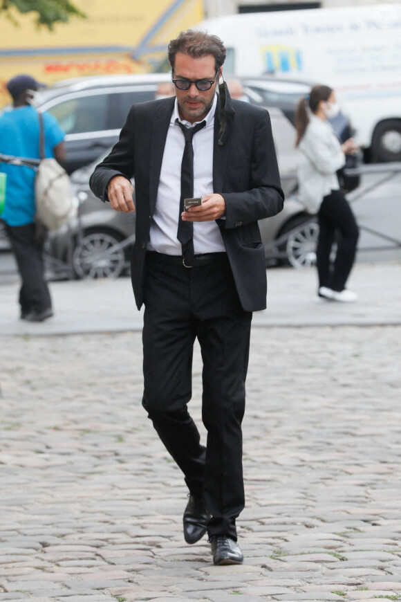Exclusif - Nicolas Bedos arrive à trottinette et rejoint sa compagne Pauline Desmonts pour l'hommage à Jean-Loup Dabadie en l'église Saint-Germain-des-Prés à Paris le 23 septembre 2020.