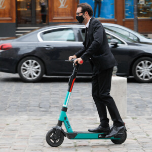 Exclusif - Nicolas Bedos arrive à trottinette et rejoint sa compagne Pauline Desmonts pour l'hommage à Jean-Loup Dabadie en l'église Saint-Germain-des-Prés à Paris le 23 septembre 2020.