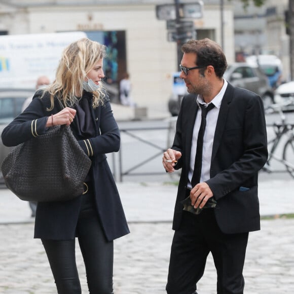 Exclusif - Nicolas Bedos arrive à trottinette et rejoint sa compagne Pauline Desmonts pour l'hommage à Jean-Loup Dabadie en l'église Saint-Germain-des-Prés à Paris le 23 septembre 2020.