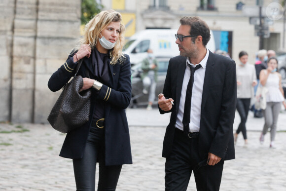 Exclusif - Nicolas Bedos arrive à trottinette et rejoint sa compagne Pauline Desmonts pour l'hommage à Jean-Loup Dabadie en l'église Saint-Germain-des-Prés à Paris le 23 septembre 2020.