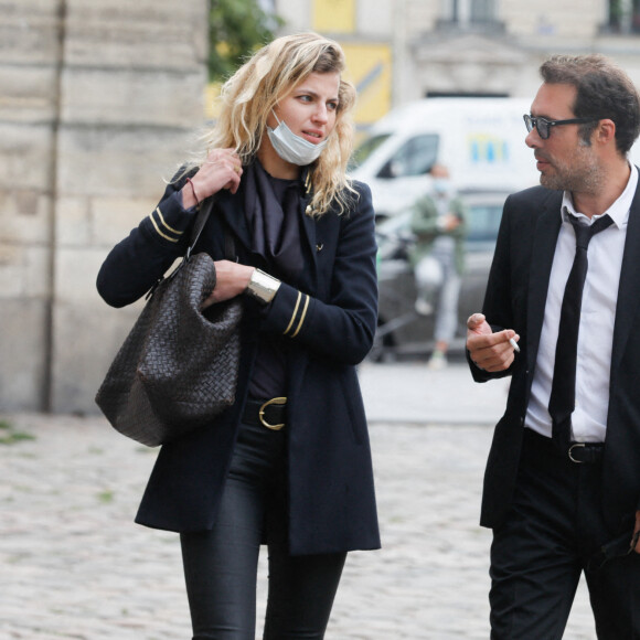 Exclusif - Nicolas Bedos arrive à trottinette et rejoint sa compagne Pauline Desmonts pour l'hommage à Jean-Loup Dabadie en l'église Saint-Germain-des-Prés à Paris le 23 septembre 2020.