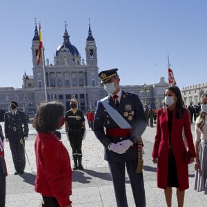 Margarita Robles, ministre de la défense, le roi Felipe VI d'Espagne, la reine Letizia, la princesse Leonor, l'infante Sofia, le premier ministre Pedro Sanchez - La famille royale d'Espagne lors de la célébration de la fête nationale à Madrid le 12 octobre 2020.  