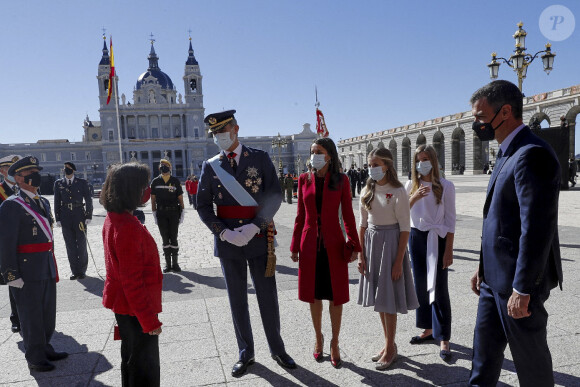 Margarita Robles, ministre de la défense, le roi Felipe VI d'Espagne, la reine Letizia, la princesse Leonor, l'infante Sofia, le premier ministre Pedro Sanchez - La famille royale d'Espagne lors de la célébration de la fête nationale à Madrid le 12 octobre 2020.  