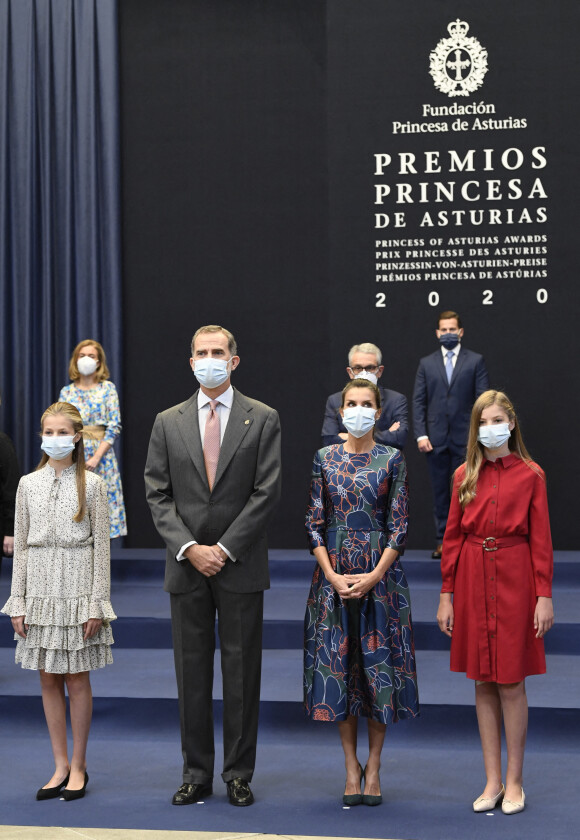 La Princesse Leonor, Le roi Felipe VI et la reine Letizia d'Espagne et l'Infante Sofia d'Espagne - La famille royale d'Espagne rencontre les lauréats lors de la cérémonie "Princess of Asturias Awards" à l'hôtel de La Reconquista à Oviedo, le 16 octobre 2020.