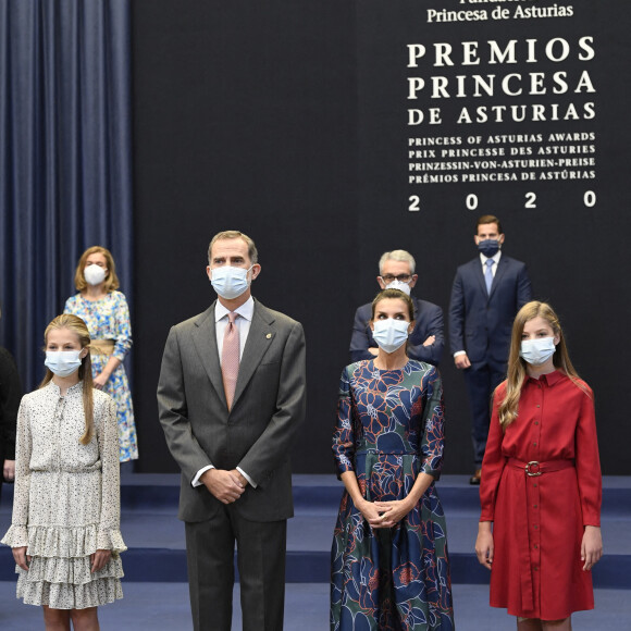 La Princesse Leonor, Le roi Felipe VI et la reine Letizia d'Espagne et l'Infante Sofia d'Espagne - La famille royale d'Espagne rencontre les lauréats lors de la cérémonie "Princess of Asturias Awards" à l'hôtel de La Reconquista à Oviedo, le 16 octobre 2020.