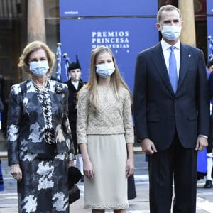 Le roi Felipe VI, la reine Letizia, la princesse héritière Leonor, la princesse Sofia et la reine émérite Sofia d'Espagne arrivent à la cérémonie de remise des prix de la princesse des Asturies à l'hôtel Reconquista à Oviedo le 16 octobre 2020