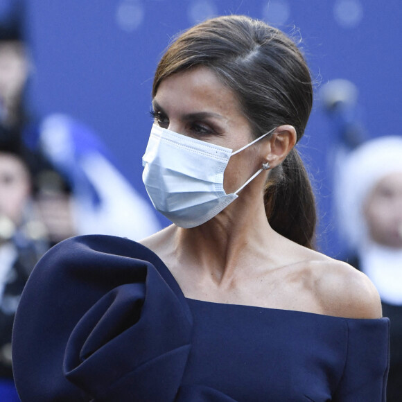 Le roi Felipe VI, la reine Letizia, la princesse héritière Leonor, la princesse Sofia et la reine émérite Sofia d'Espagne arrivent à la cérémonie de remise des prix de la princesse des Asturies à l'hôtel Reconquista à Oviedo le 16 octobre 2020